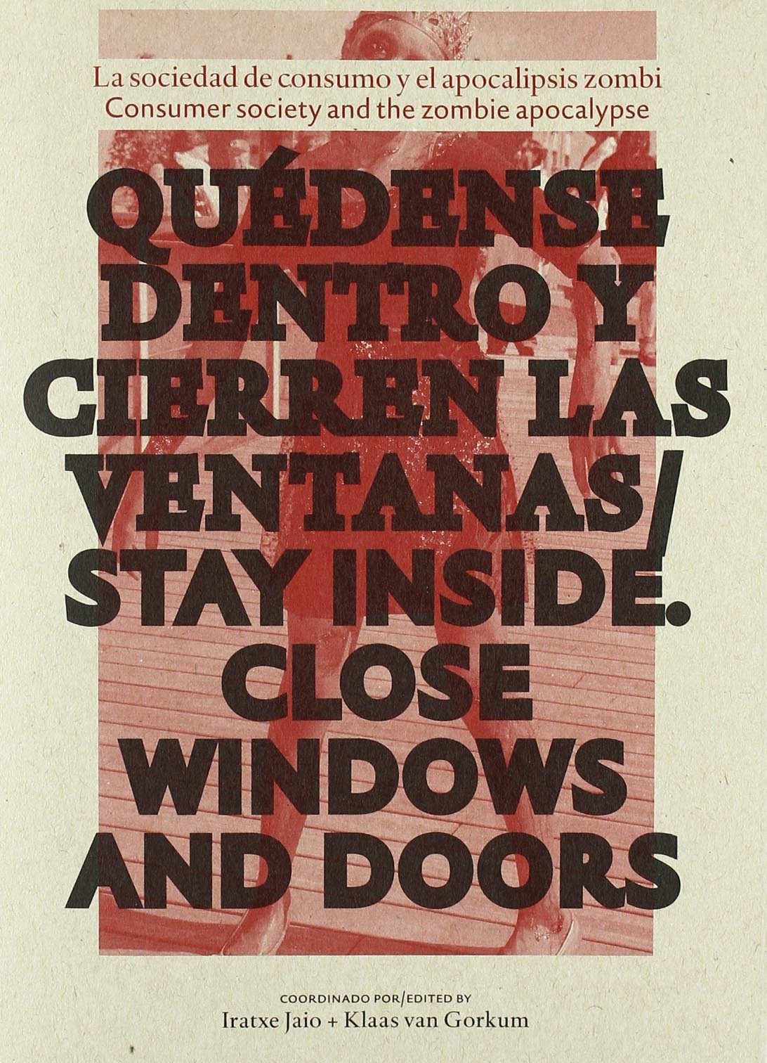 Quedense dentro y cierren las ventanas = Stay inside close all doors and windows